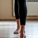 Una persona che pratica stretching delicato, con enfasi sulla flessibilità.